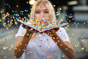 Femme soufflant sur des confettis