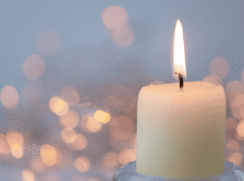 Une bougie blanche dont la flamme est stable