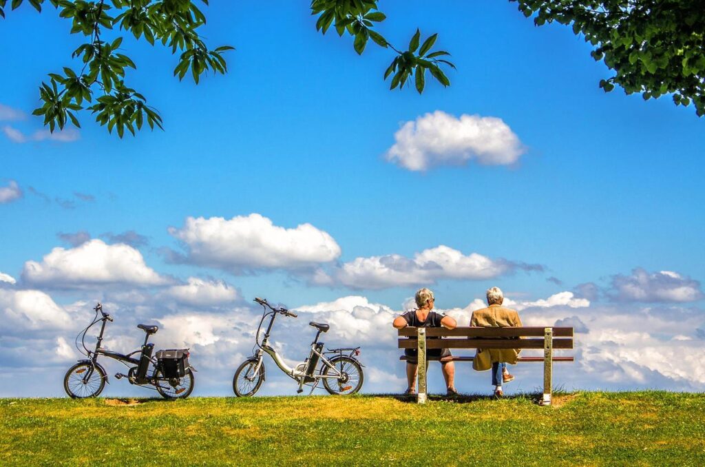 Un couple contemple la nature assis sur un banc