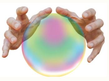 Des mains apposées sur une boule de cristal