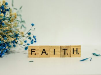Faith écrit avec des lettres de scrabble