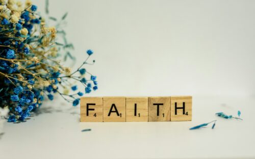 Faith écrit avec des lettres de scrabble 
