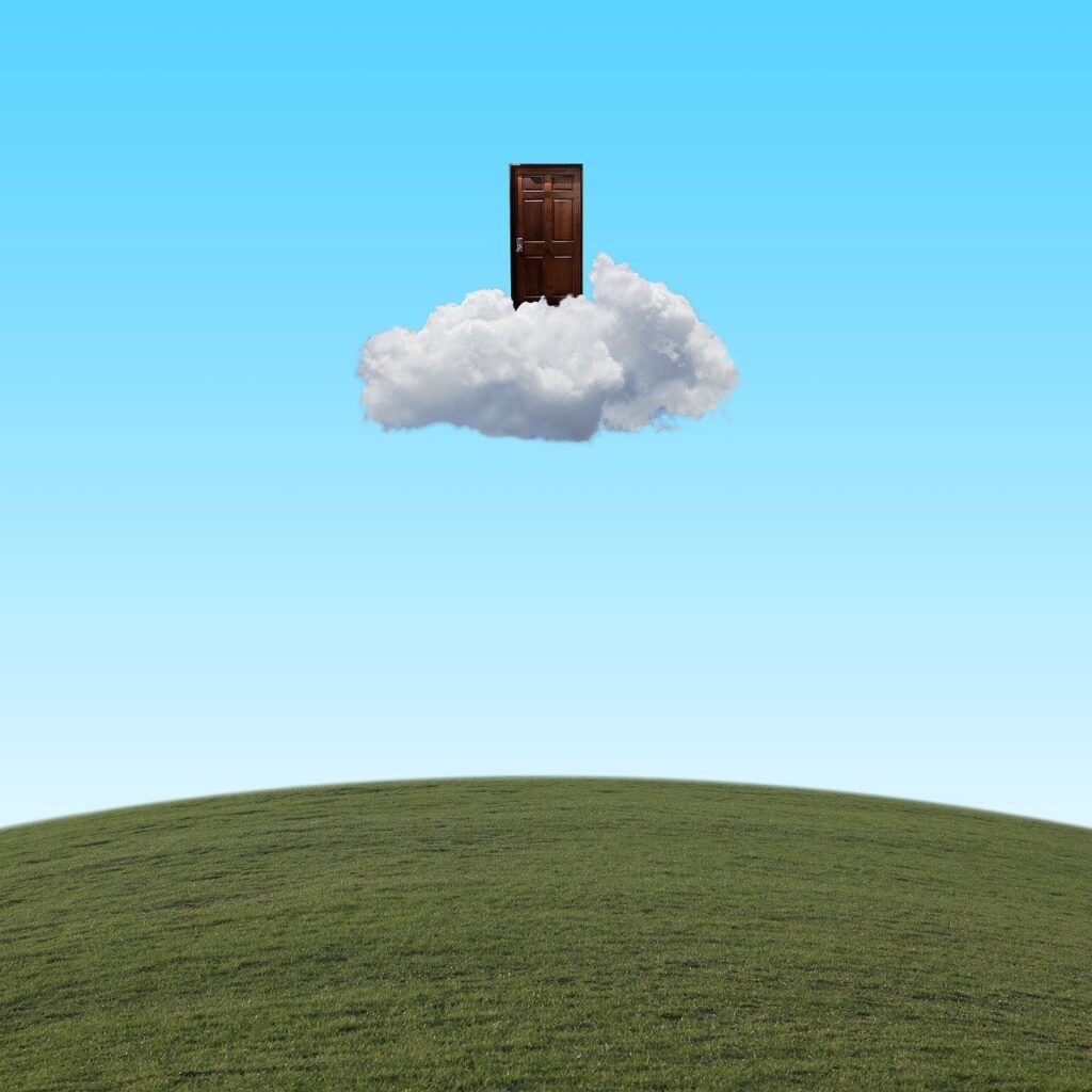 porte sur un nuage suspendus dans le ciel avec de l'herbe en bas.