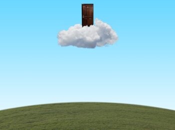 porte sur un nuage suspendus dans le ciel avec de l'herbe en bas.