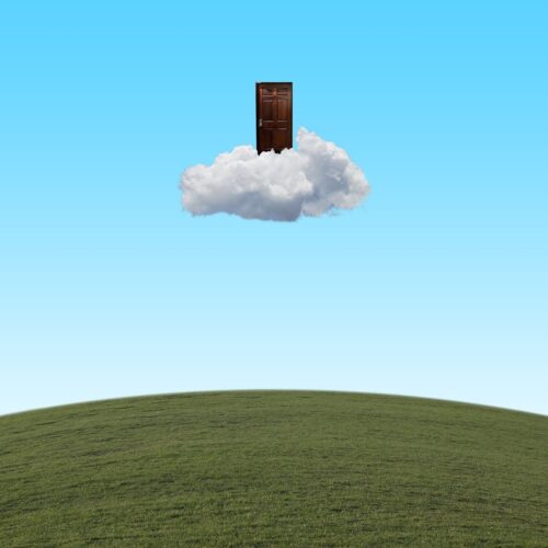 porte sur un nuage suspendus dans le ciel avec de l'herbe en bas.