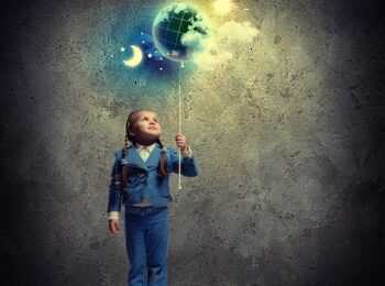 petite fille tenant la terre comme un ballon