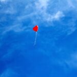 ballon rouge en forme de coeur lâché dans le ciel