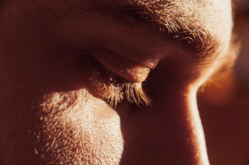 Gros plan sur oeil droit qui regarde vers le bas 