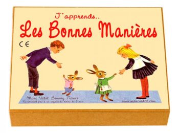 Un garçon et une fille serrent chacun la main à des lapins.
