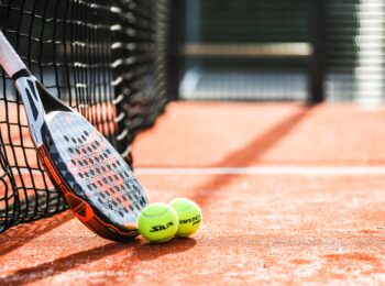Des raquettes de tennis sur un terrain de tennis