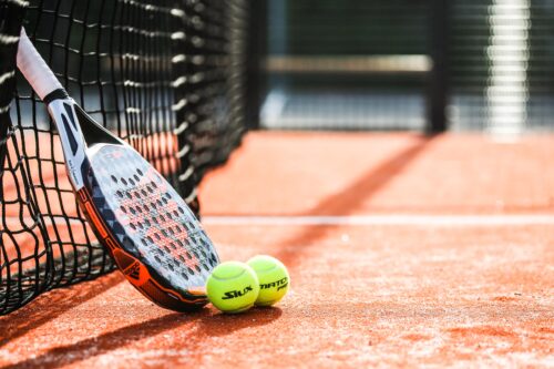 Des raquettes de tennis sur un terrain de tennis