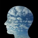 visage de profil avec le ciel qui transparait dedans