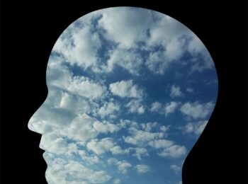 visage de profil avec le ciel qui transparait dedans
