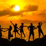 Personnes qui dansent au coucher du soleil