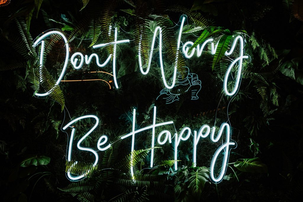 "Don't worry Be happy" écrit en blanc, la nuit en fond