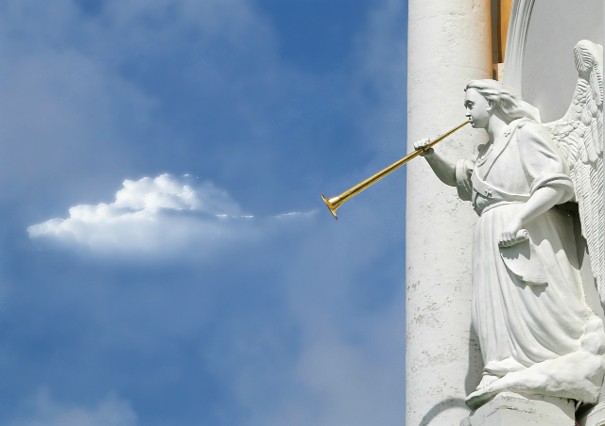 Statut d'ange qui souffle dans un clairon avec le ciel an arrière plan