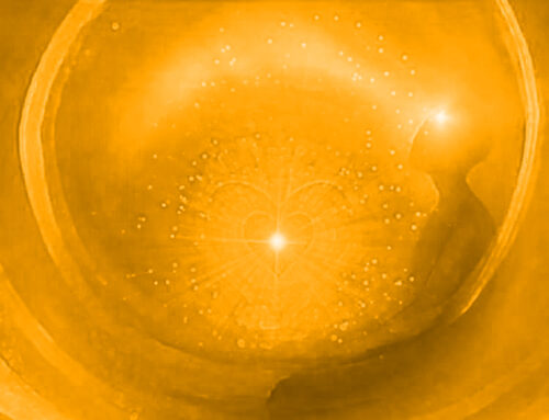 Une silhouette assise, une étoile scintillante au niveau du front, dans un espace de lumière orang.