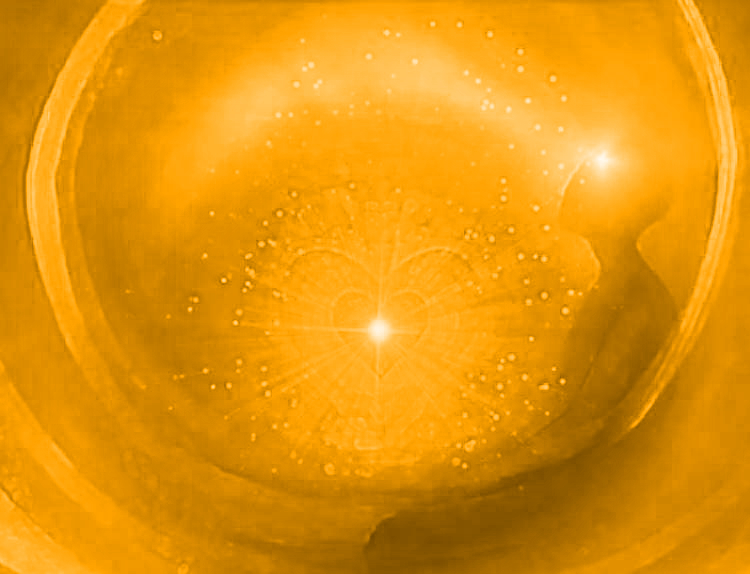 Une silhouette assise, une étoile scintillante au niveau du front, dans un espace de lumière orang.