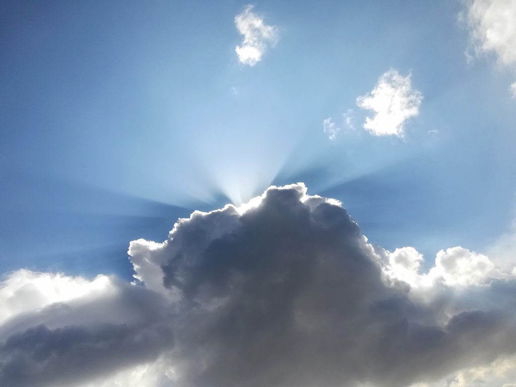 Soleil avec ses rayons cachés par un nuage