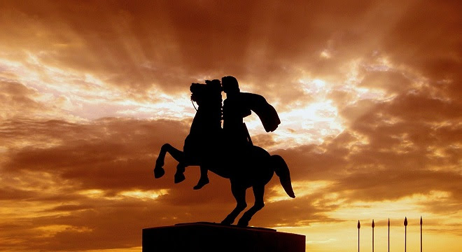 Statue d'un cavalier à cheval sur soleil couchant