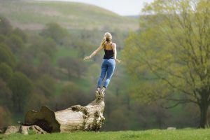 Personne en train de respirer l'air en pleine nature