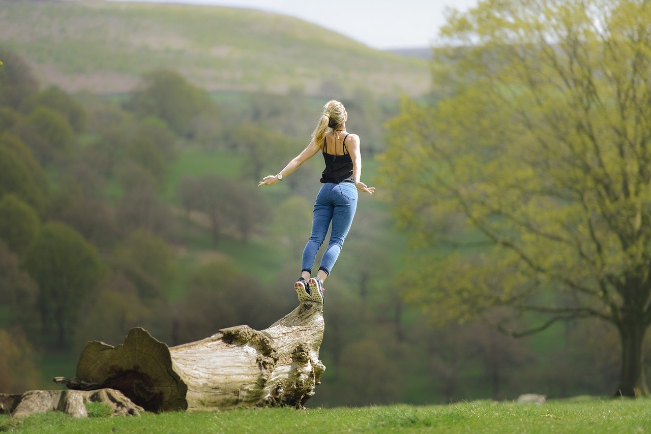 Personne en train de respirer l'air en pleine nature