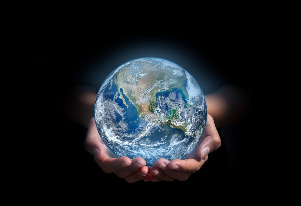 Des mains qui soutiennent la terre - un symbole de protection pour notre terre mère