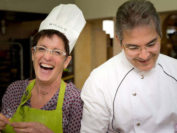 Gilles en train de former une élève à la cuisine végétarienne
