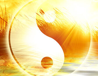 Yin & Yang en filigrane avec le soleil levant en fond