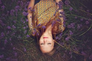 personne allongée dans l'herbe, dans un état méditatif