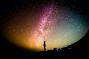 Un homme contemplant le ciel étoilé