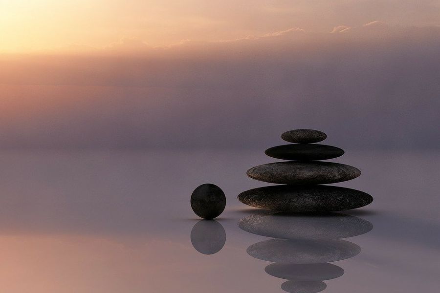 Cairn reflétant dans l'eau au coucher du soleil